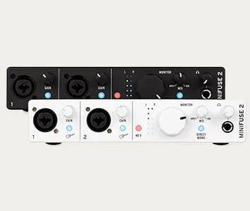 Arturia MiniFuse 2 ljudkort i svart och vitt utförande, sedda snett framifrån