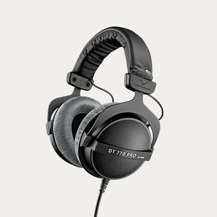 Beyerdynamic DT 770 Pro slutna studiohörlurar med grå velourkuddar