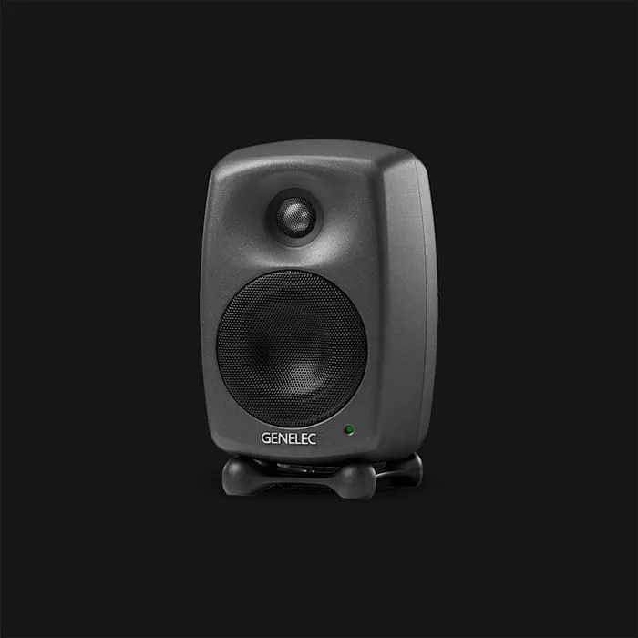Genelec 8020D kompakt studiomonitor i gjutet aluminiumkabinett med Iso-Pod-fot