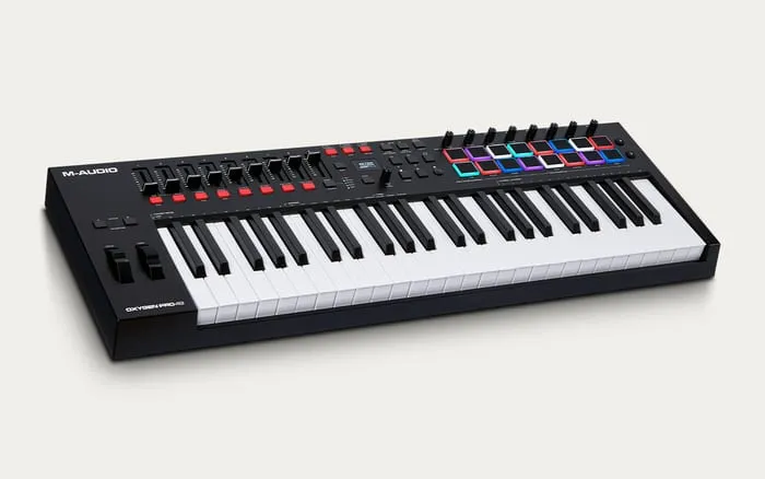 M-Audio Oxygen Pro 49 MIDI-keyboard med 49 halvvägda tangenter och 16 pads