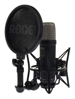 Røde NT1 5th Generation studiomikrofon i svart, monterad i spindelupphängning med medföljande popfilter