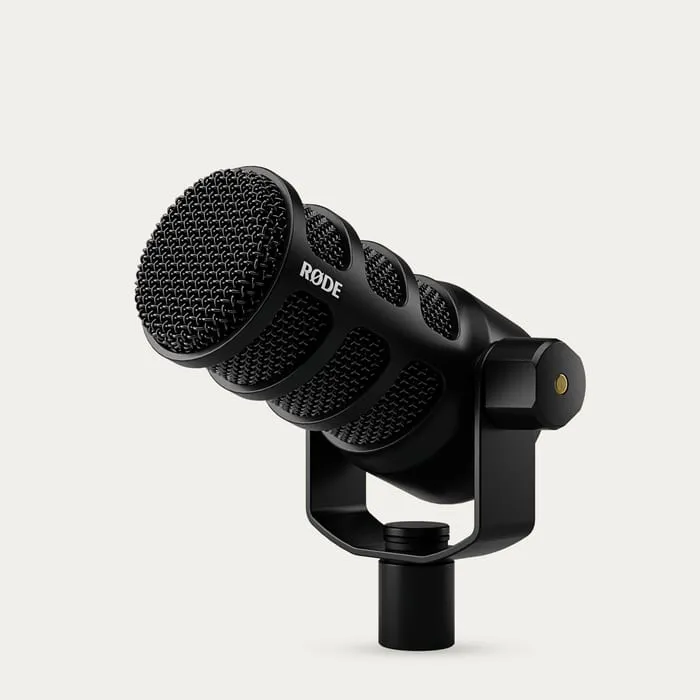 Røde PodMic USB dynamisk poddmikrofon i svart metall, visad från flera vinklar