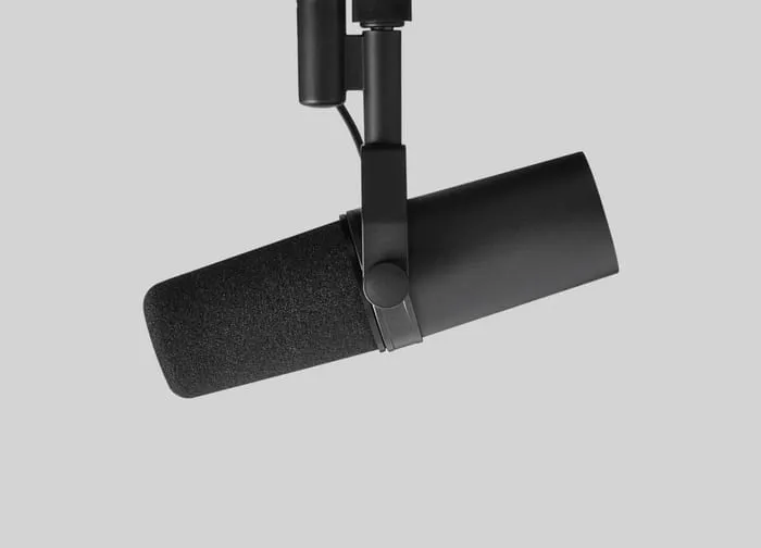 Shure SM7B dynamisk mikrofon monterad i bygel för poddinspelning