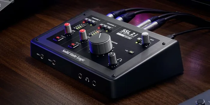 SSL 2+ MKII ljudkort på ett skrivbord med inkopplade kablar